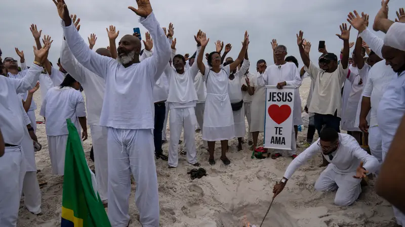 Un grupo de fieles brasileños reza antes de las elecciones en septiembre de 2022