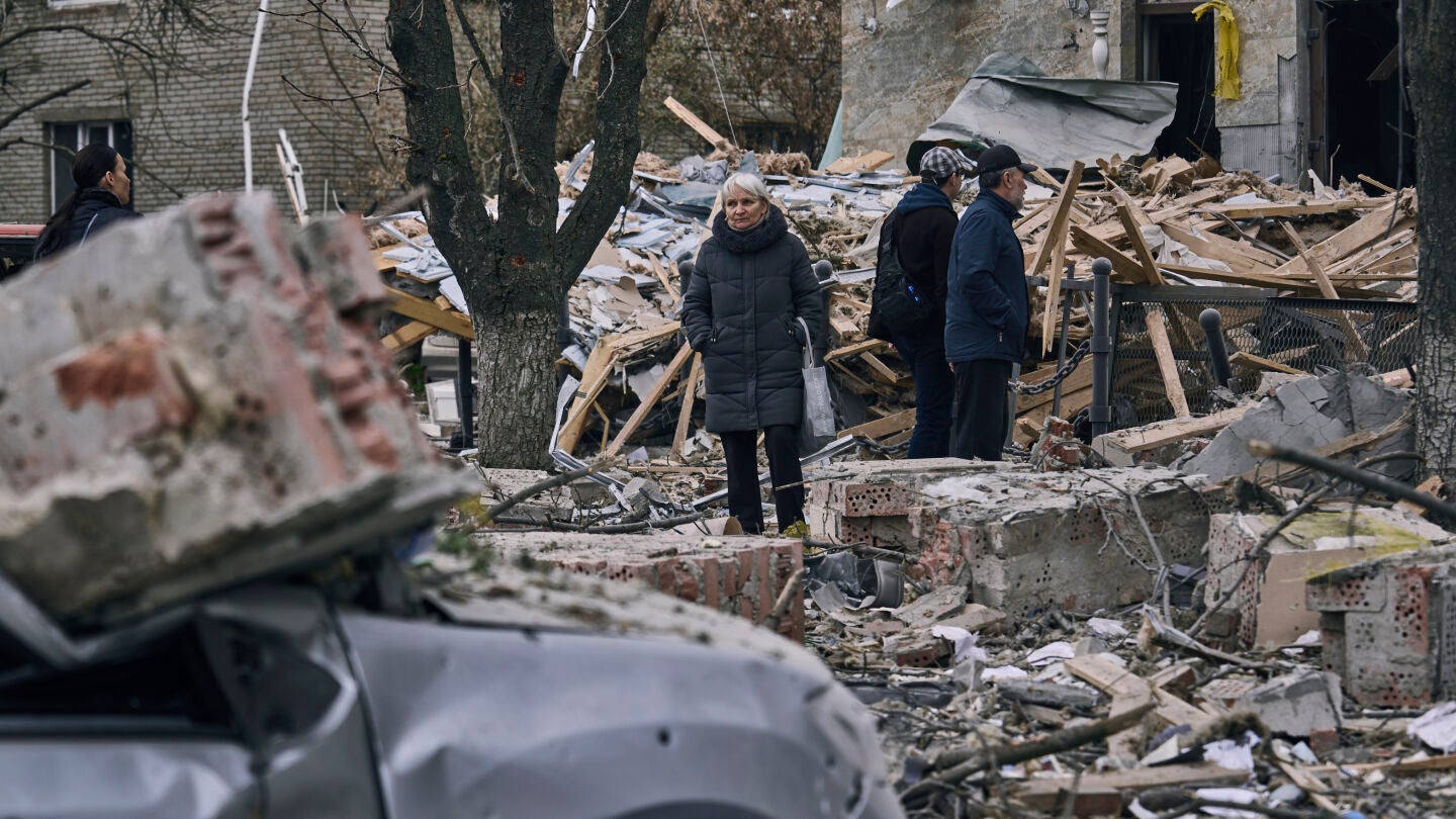 Edificio desturido en Sloviansk, Ucrania, tras el ataque ruso de este lunes