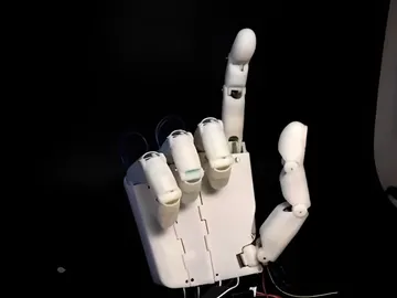 Disenan una mano robotica para una interaccion mas amigable entre humano y robot Disenan una mano robotica para una interaccion mas amigable entre humano y robot