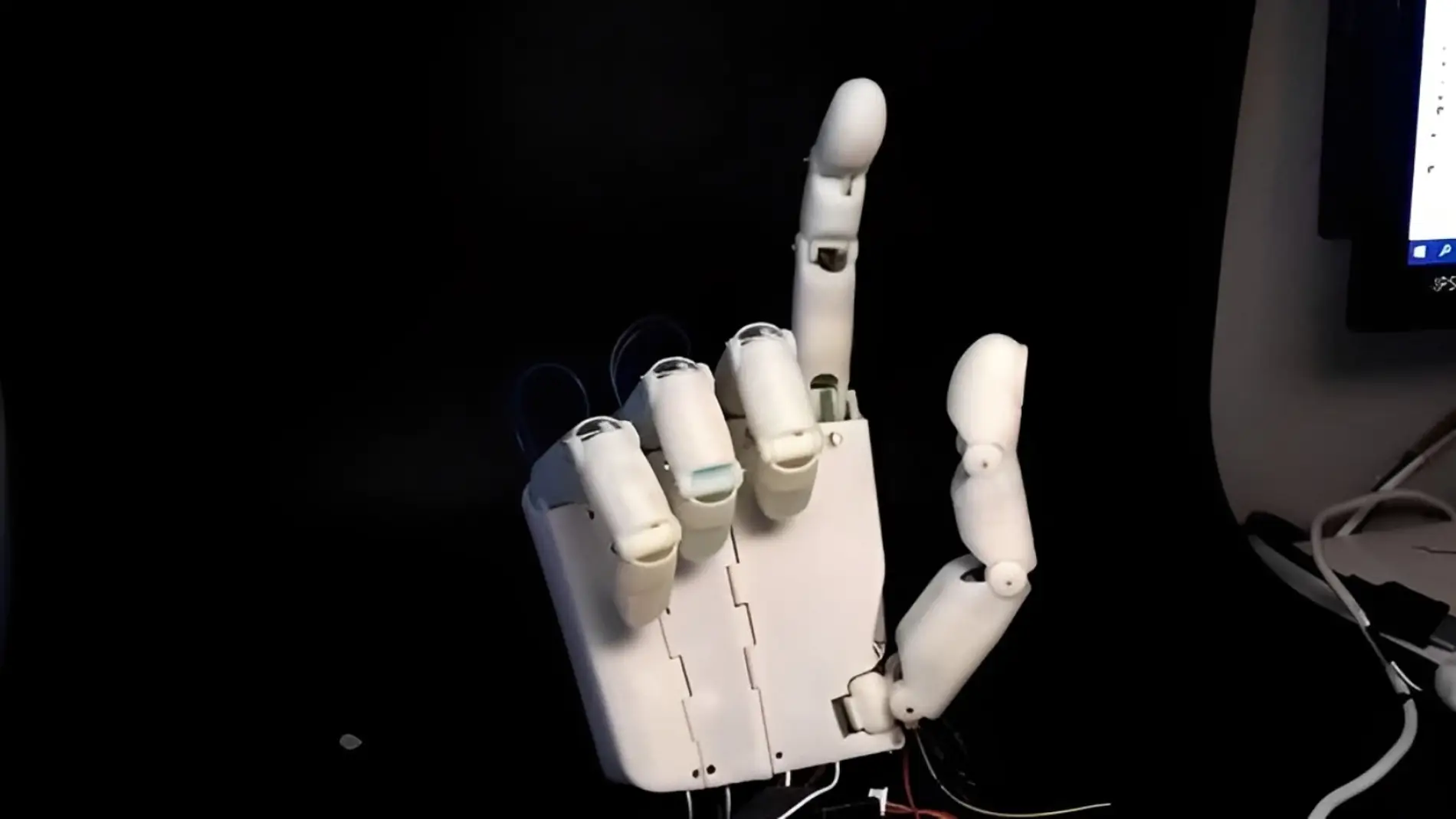 Disenan una mano robotica para una interaccion mas amigable entre humano y robot