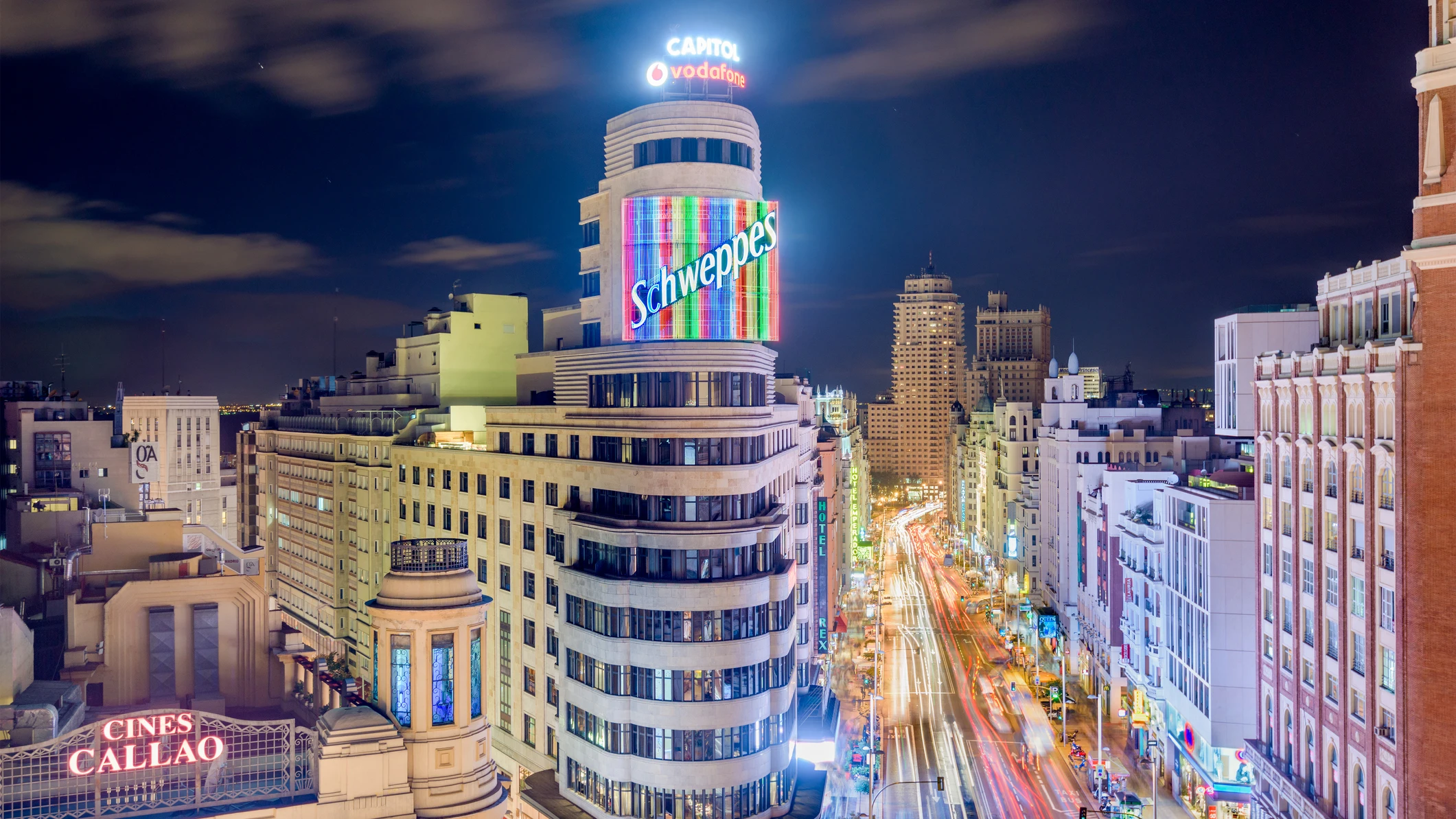 Edifico de Gran V&iacute;a con el cartel de Schweppes