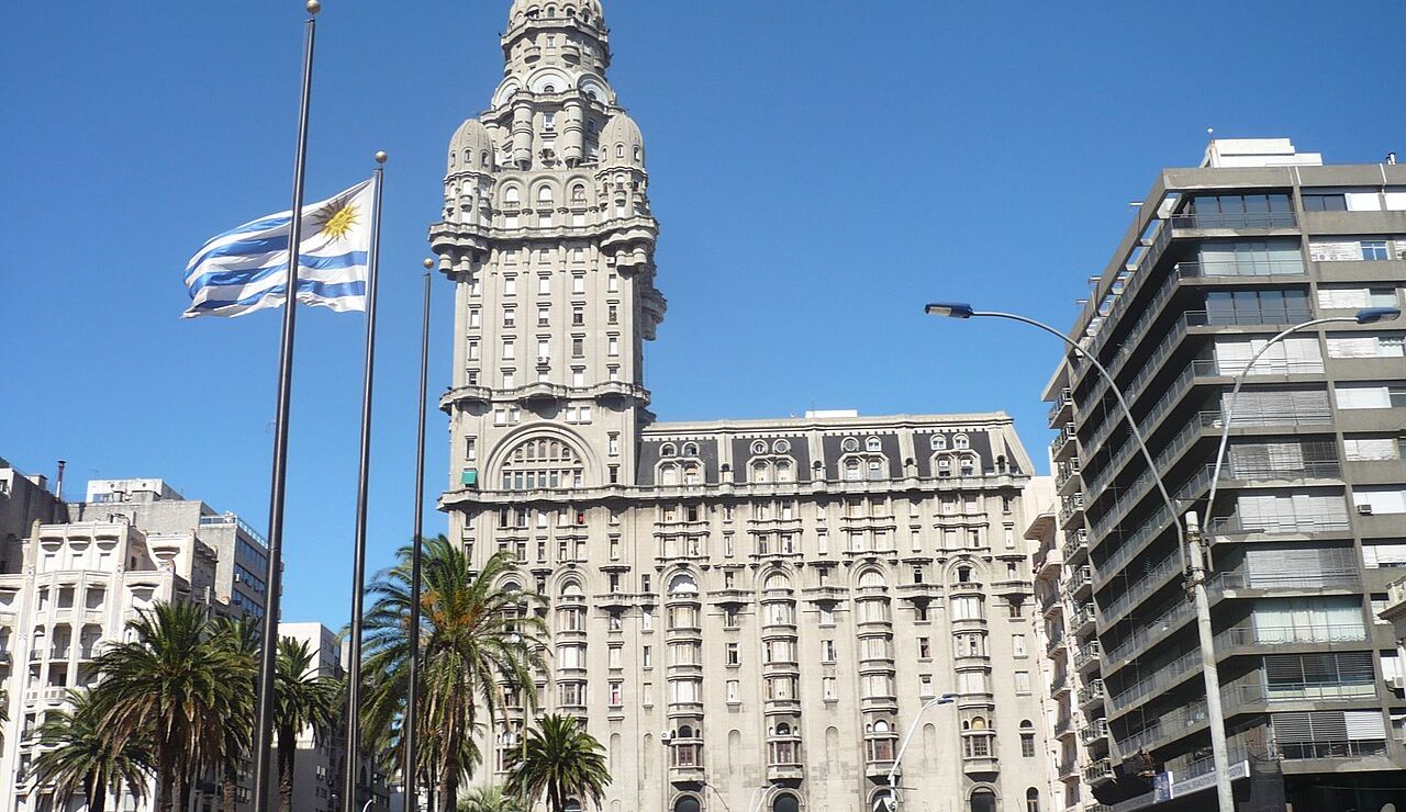 Palacio Salvo de Montevideo: ¿Sabías que tiene un “gemelo” en Buenos Aires?