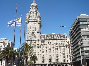 Palacio Salvo de Montevideo: ¿Sabías que tiene un “gemelo” en Buenos Aires?