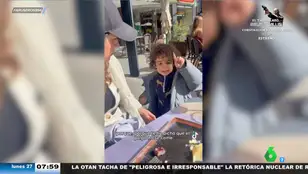 El viral de un niño que riñe a su madre por comer pulpo: "Es un animal que no se come"