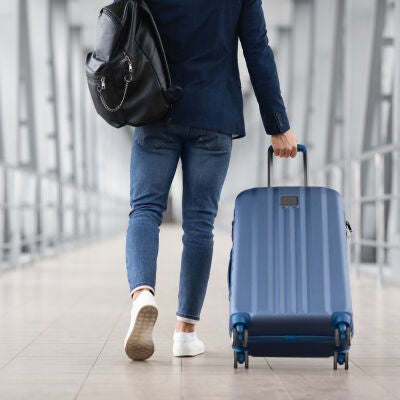 Chico joven viajando en avión
