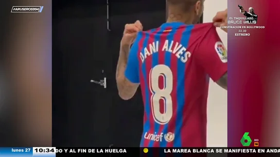 Dani Alves y su 'negocio' en la cárcel: los presos le pedirían firmar camisetas para aumentar el precio Dani Alves y su 'negocio' en la cárcel: los presos le pedirían firmar camisetas para aumentar el precio