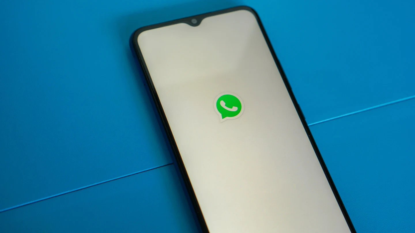 Un móvil con la 'app' de WhatsApp iniciando Un móvil con la 'app' de WhatsApp iniciando