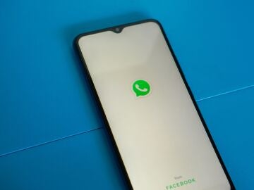 Un móvil con la 'app' de WhatsApp iniciando