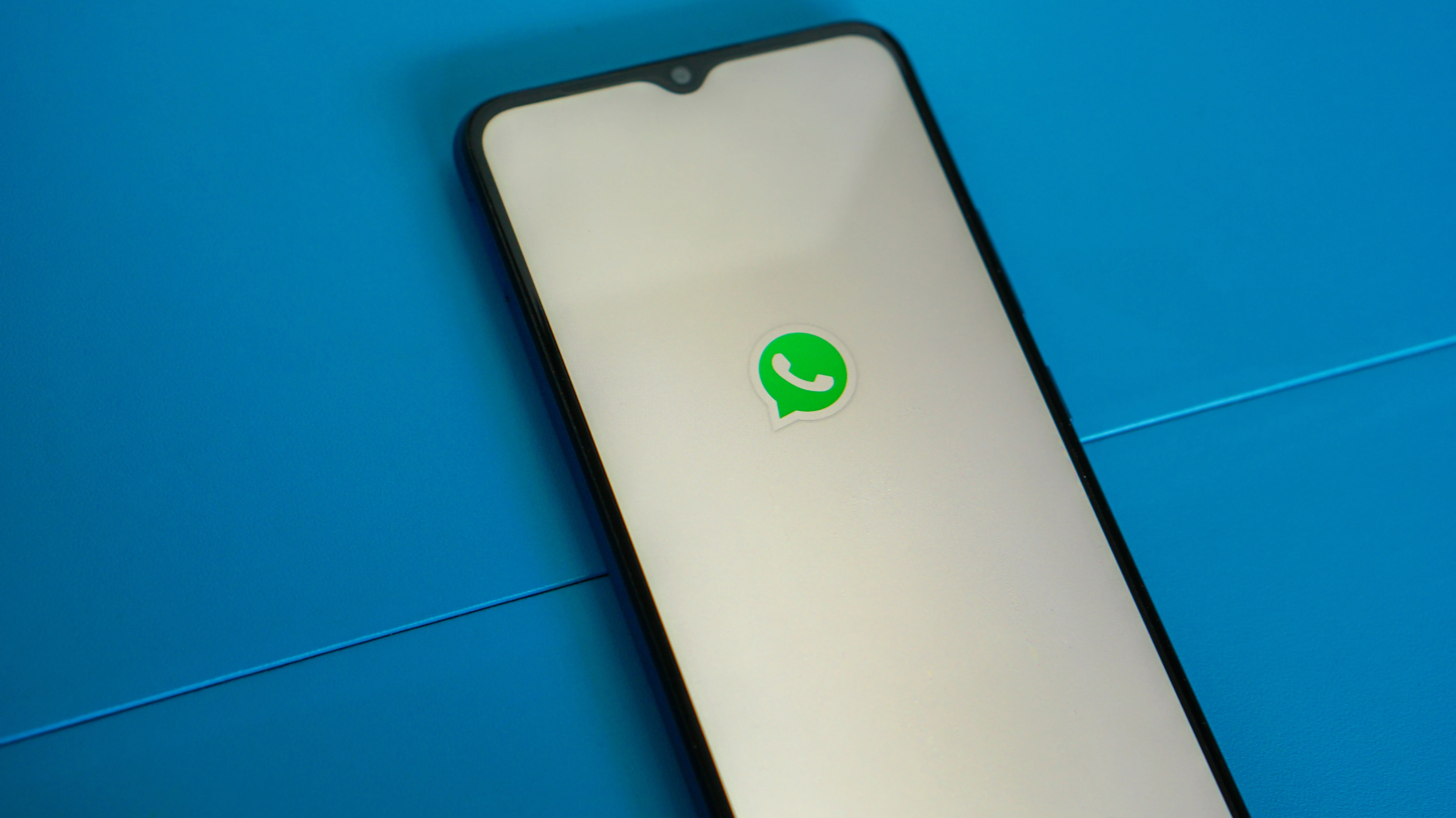 Un móvil con la 'app' de WhatsApp iniciando