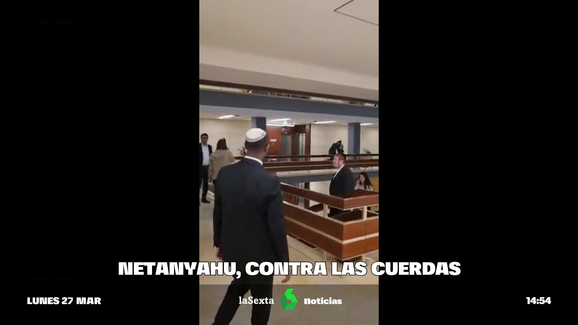 Varios manifestantes entran en el Parlamento israelí