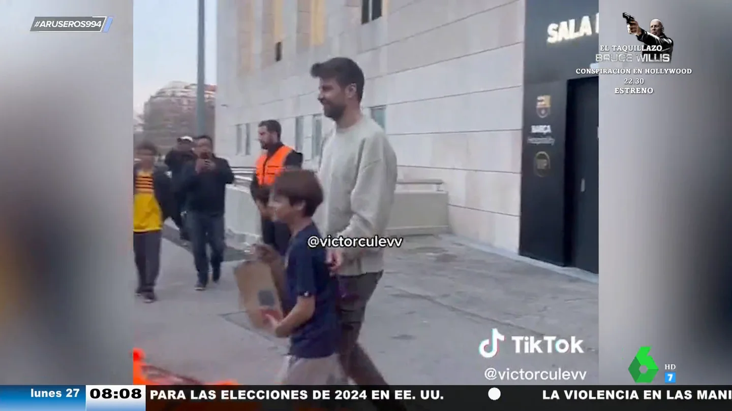 El viral en el que Gerard Piqué se "olvida" a su hijo en una tienda: así se da cuenta al subir al coche El viral en el que Gerard Piqué se "olvida" a su hijo en una tienda: así se da cuenta al subir al coche