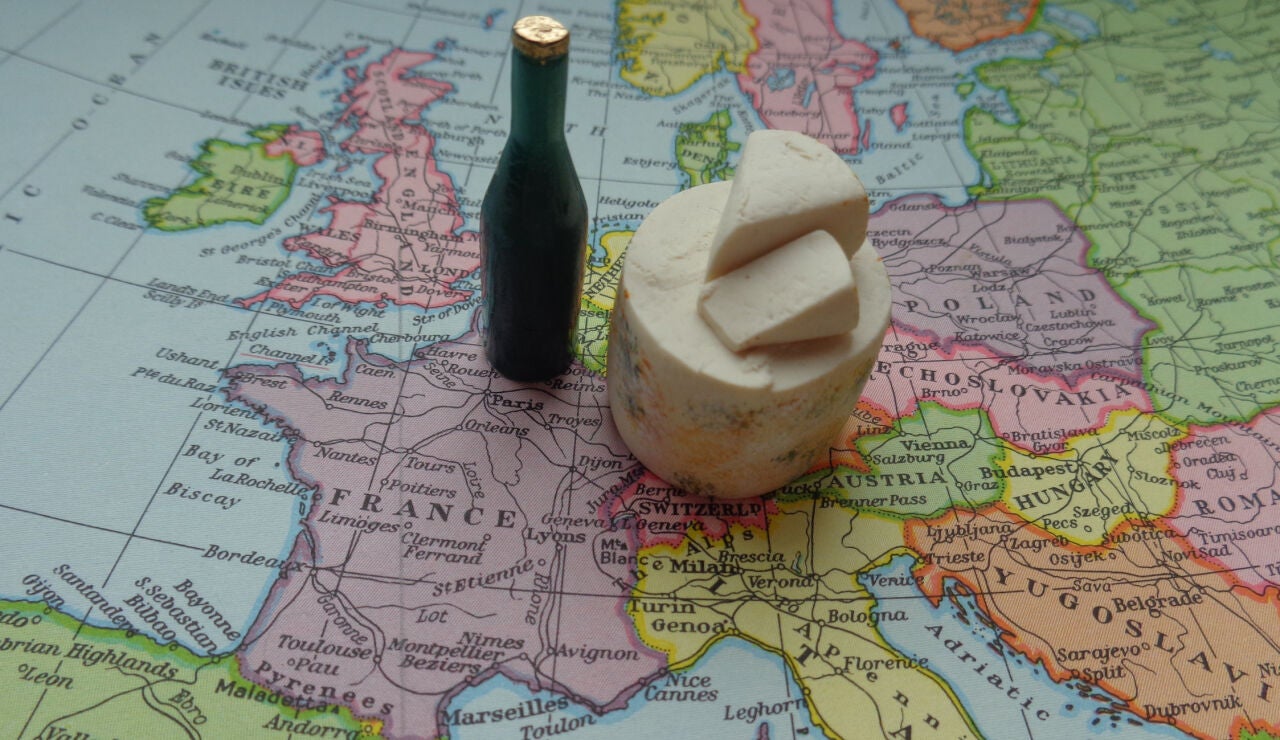 Mapa del mundo con queso y vino