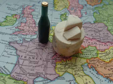 Mapa del mundo con queso y vino