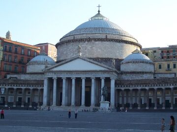 Basílica de San Francisco de Paula de Nápoles: ¿Quién ordenó su construcción y cuál fue el curioso motivo?