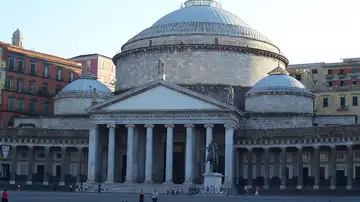 Basílica de San Francisco de Paula de Nápoles: ¿Quién ordenó su construcción y cuál fue el curioso motivo?