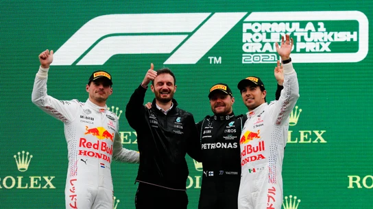 Verstappen, Bottas y Pérez comparten podio Verstappen, Bottas y Pérez comparten podio