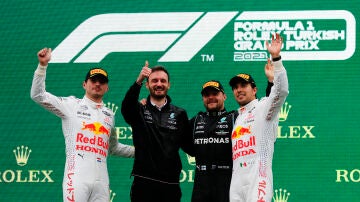 Verstappen, Bottas y Pérez comparten podio