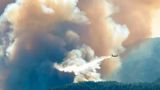 Un hidroavión actúa en Villanuena de Viver (Castellón) durante el incendio que sigue activo desde el pasado jueves calcinando. Un hidroavión actúa en Villanuena de Viver (Castellón) durante el incendio que sigue activo desde el pasado jueves calcinando.