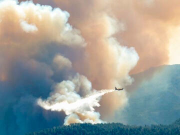 Un hidroavión actúa en Villanuena de Viver (Castellón) durante el incendio que sigue activo desde el pasado jueves calcinando.