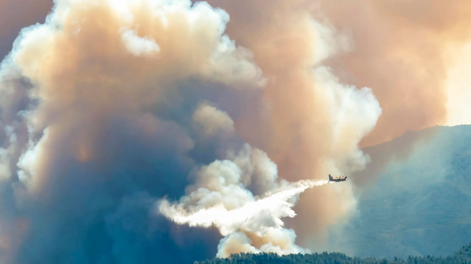 Un hidroavión actúa en Villanuena de Viver (Castellón) durante el incendio que sigue activo desde el pasado jueves calcinando.