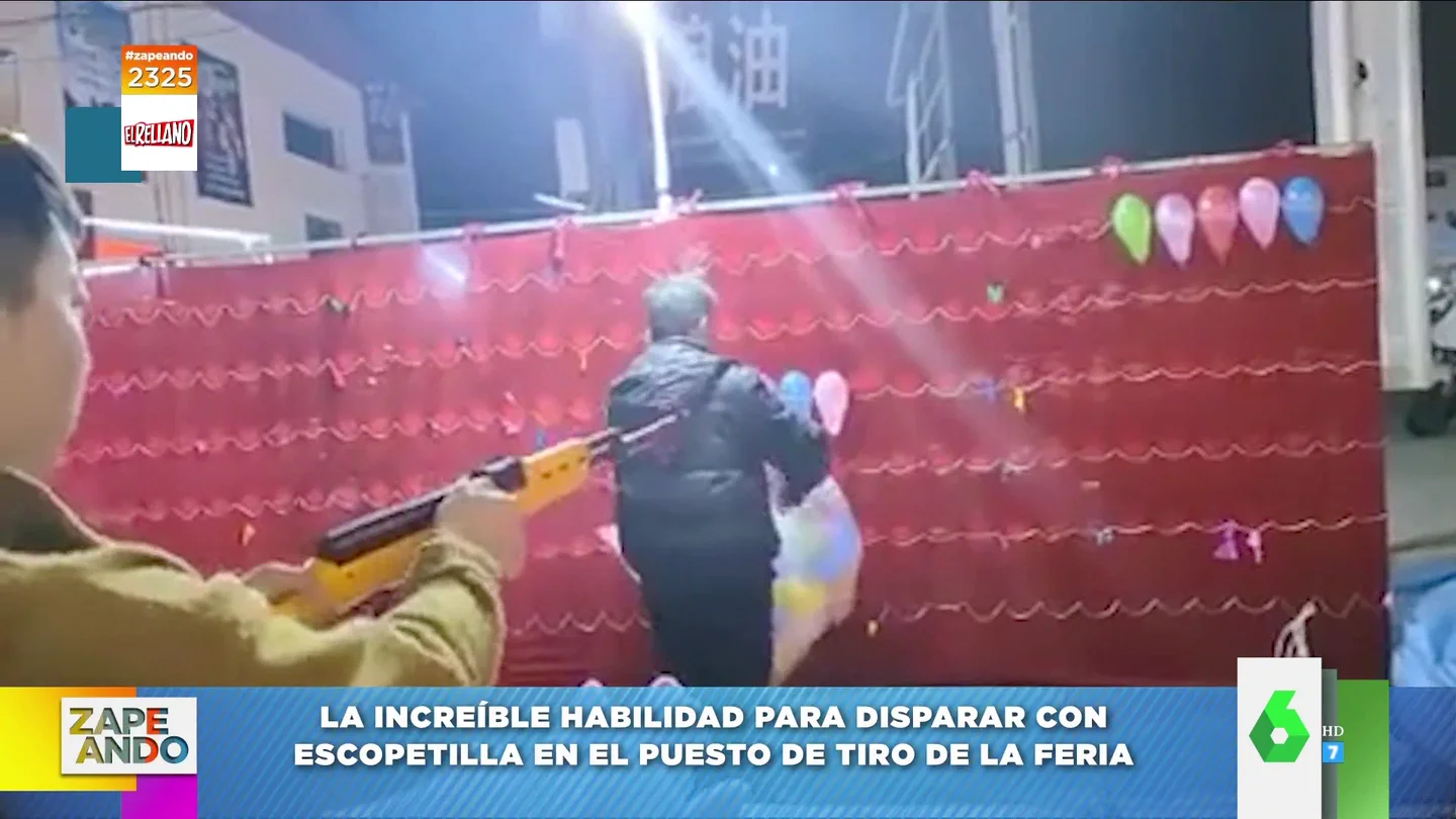 La sorprendente habilidad de un hombre con la escopeta de feria La sorprendente habilidad de un hombre con la escopeta de feria