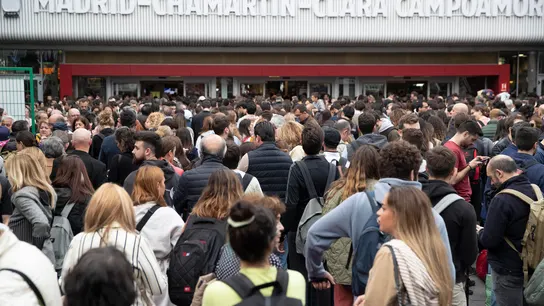 El caos se ha desatado en Chamartín en pleno arranque de Semana Santa por una avería El caos se ha desatado en Chamartín en pleno arranque de Semana Santa por una avería