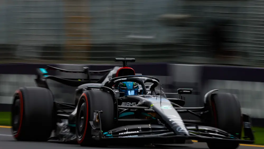 Los Mercedes de Hamilton y Russell escoltaron a Verstappen