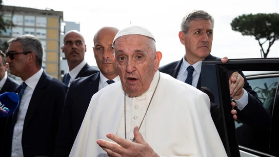 Imagen del papa Francisco ante los medios de comunicación El papa Francisco sale del hospital tras tres noches ingresado con bronquitis