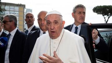 Imagen del papa Francisco ante los medios de comunicación