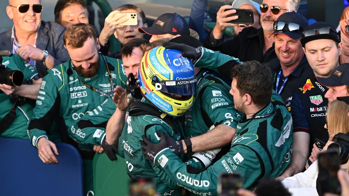 Alonso se abraza con el equipo Aston Martin