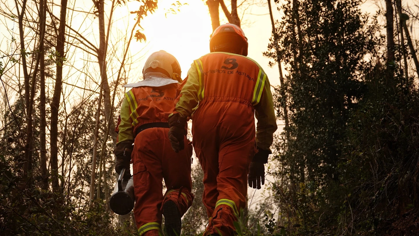 Bomberos de Asturias trabajan en el incendio de los concejos de Valdes y Tineo Bomberos de Asturias trabajan en el incendio de los concejos de Valdes y Tineo