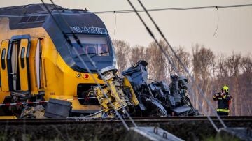 Los servicios de emergencia trabajan en el sitio de un tren nocturno descarrilado en Voorschoten, Países Bajos, el 4 de abril de 2023.