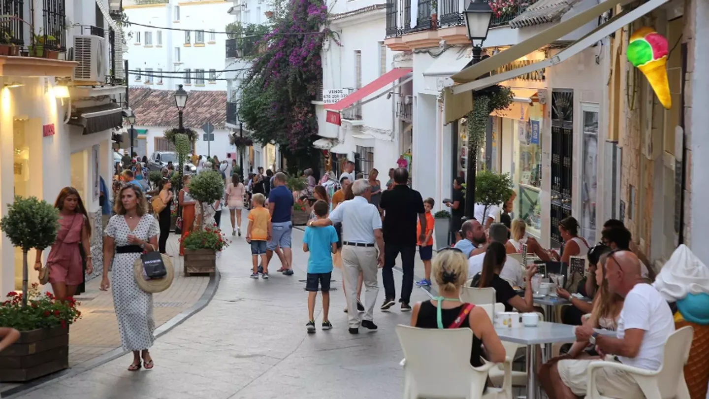 Turistas paseando por las calles del centro de Marbella Turistas paseando por las calles del centro de Marbella
