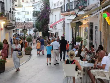 Turistas paseando por las calles del centro de Marbella