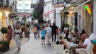 Turistas paseando por las calles del centro de Marbella