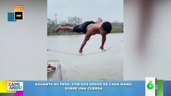 La impresionante habilidad de un hombre que levanta su peso con la fuerza de sus dedos La impresionante habilidad de un hombre que levanta su peso con la fuerza de sus dedos