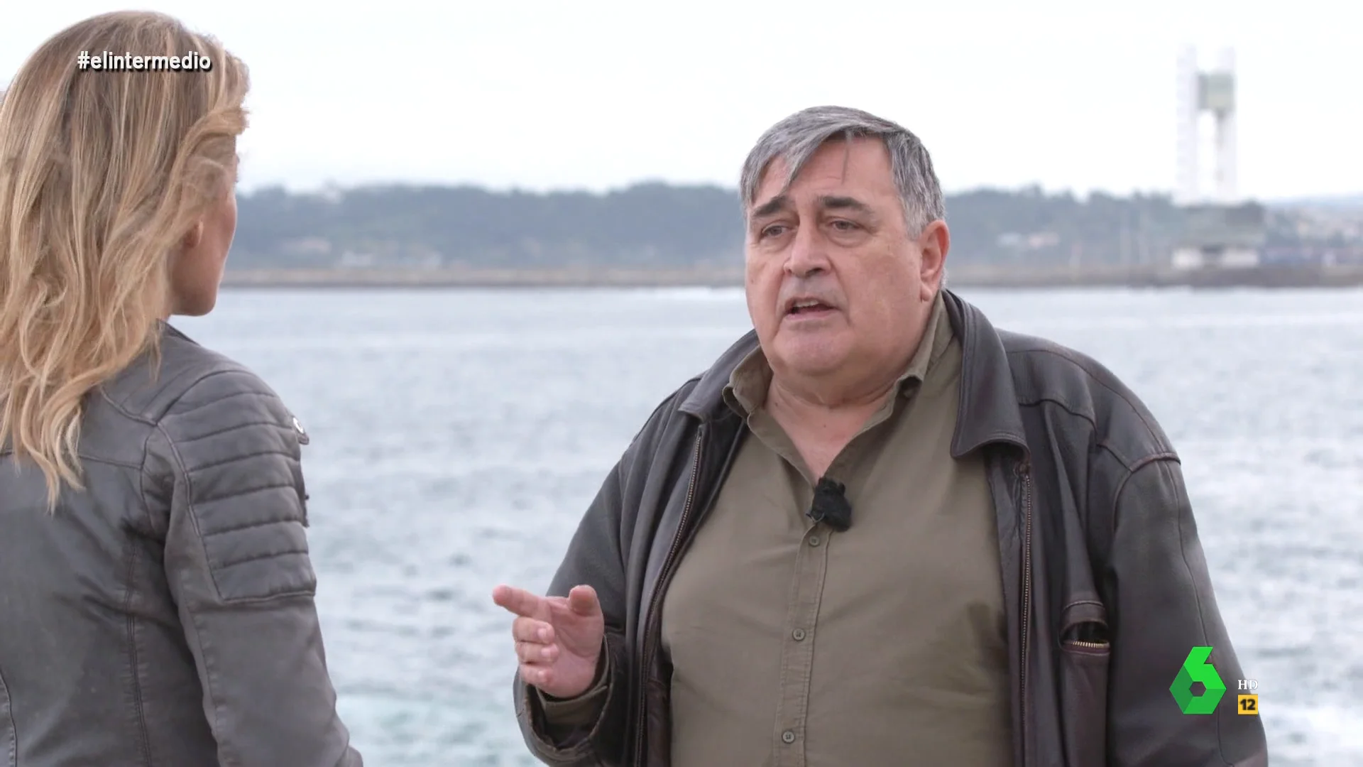 Justo cuando se cumplían 20 años de la catástrofe del Prestige, Andrea Ropero entrevistó al periodista Xosé Manuel Pereiro, que recordó cómo fueron aquellos días a pie de mancha y analizó la gestión de la crisis de, entre otros, Rajoy o Arias Cañete.
