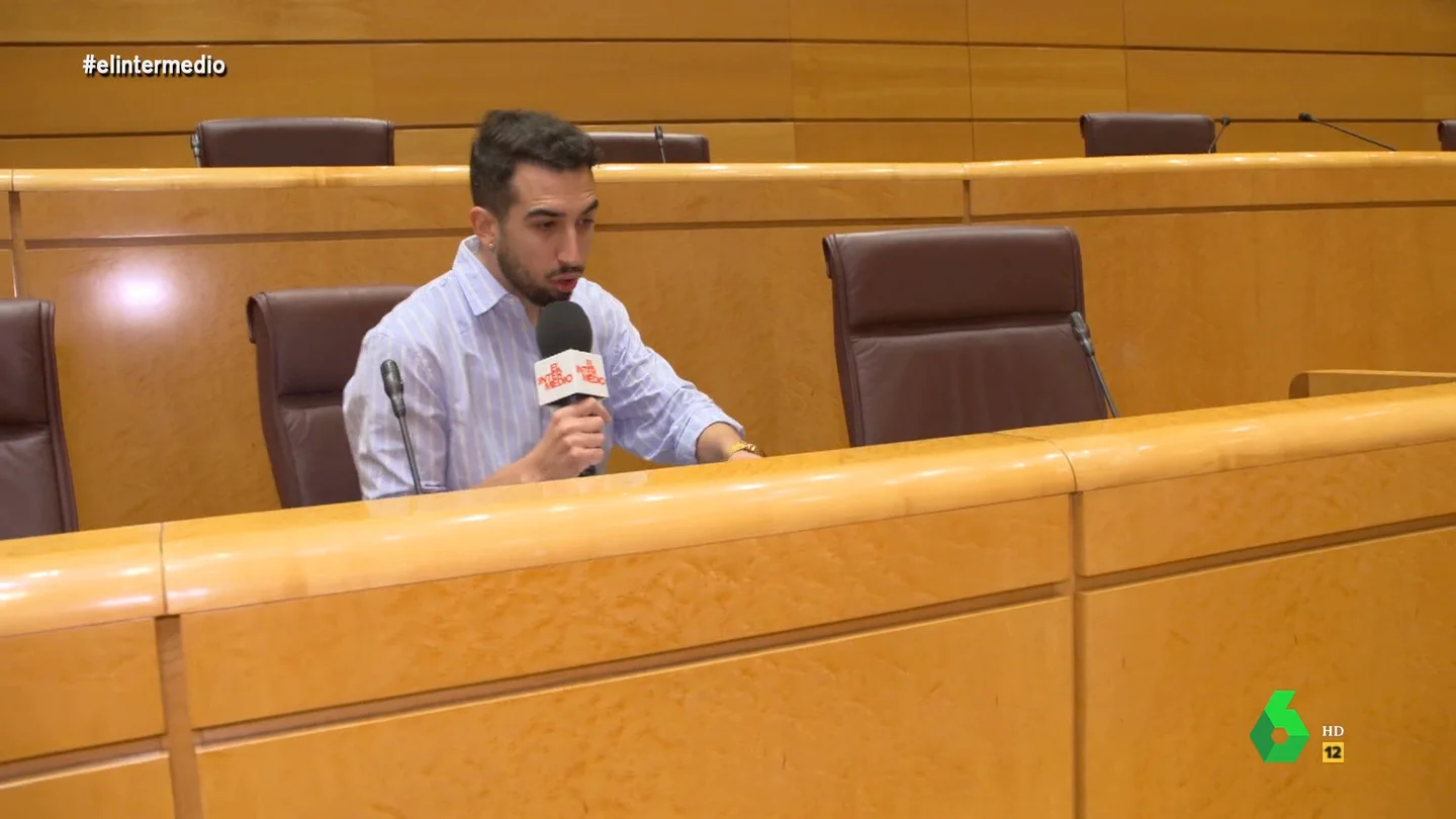 Isma Juárez investiga los escaños de Pedro Sánchez y Rafael Hernando en el Senado La portavoz del PSOE en el Senado, Eva Granados, guio a Isma Juárez por el interior de la Cámara Alta. En este vídeo, el reportero de El Intermedio descubre el despacho de los senadores, la biblioteca del Senado o el hemiciclo de primera mano.