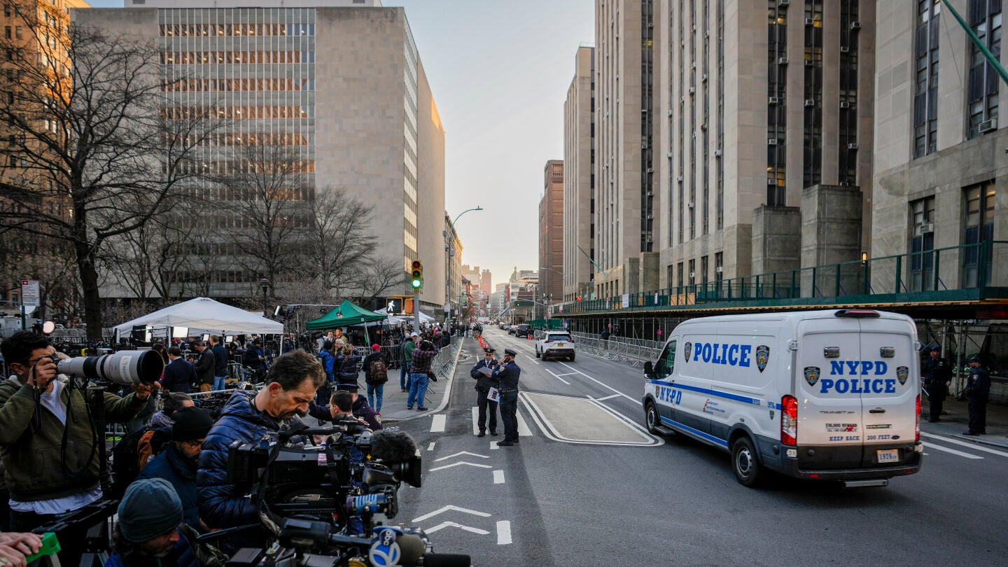 Medios de comunicación apostados frente al tribunal donde debe comparecer Donald Trump