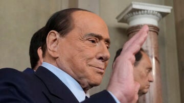 Silvio Berlusconi saluda durante un acto