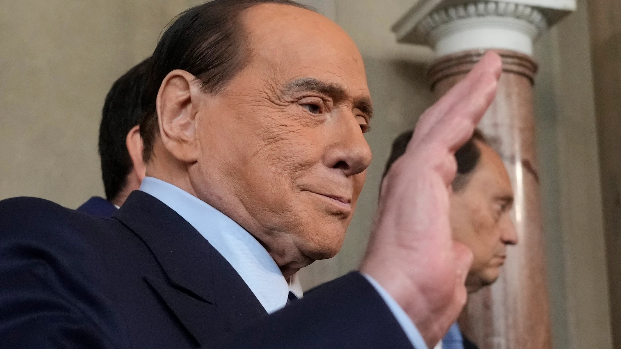 Silvio Berlusconi saluda durante un acto