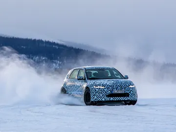 Es un SUV 100% eléctrico, tiene casi 600 CV y llegará en julio dispuesto a ganarles la partida a sus rivales europeos Es un SUV 100% eléctrico, tiene casi 600 CV y llegará en julio dispuesto a ganarles la partida a sus rivales europeos