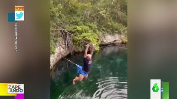 Vídeo viral de un hombre saltando en tirolina al que se le queda enganchado el bañador