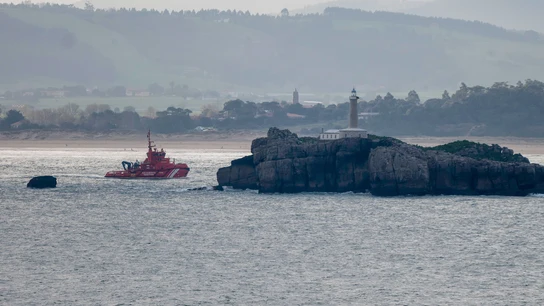 Una patrullera de Salvamento Marítimo durante la búsqueda de este martes del marinero peruano del Vilaboa Uno desaparecido. Una patrullera de Salvamento Marítimo durante la búsqueda de este martes del marinero peruano del Vilaboa Uno desaparecido.