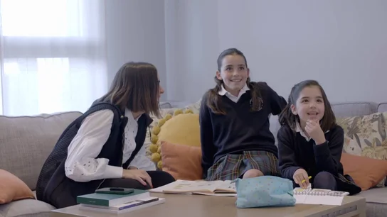 Las hijas del jefe infiltrado se asustan con el cambio de look de su padre: "¿No me vas a dar un beso?" Las hijas del jefe infiltrado se asustan con el cambio de look de su padre: "¿No me vas a dar un beso?"