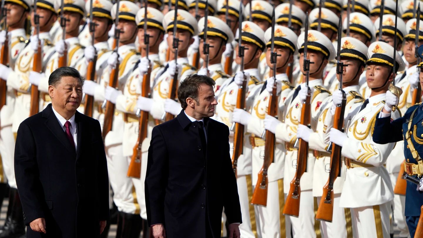 El presidente de Francia, Emmanuel Macron, junto al mandatario chino, Xi Jinping. El presidente de Francia, Emmanuel Macron, junto al mandatario chino, Xi Jinping.