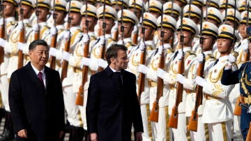 El presidente de Francia, Emmanuel Macron, junto al mandatario chino, Xi Jinping.
