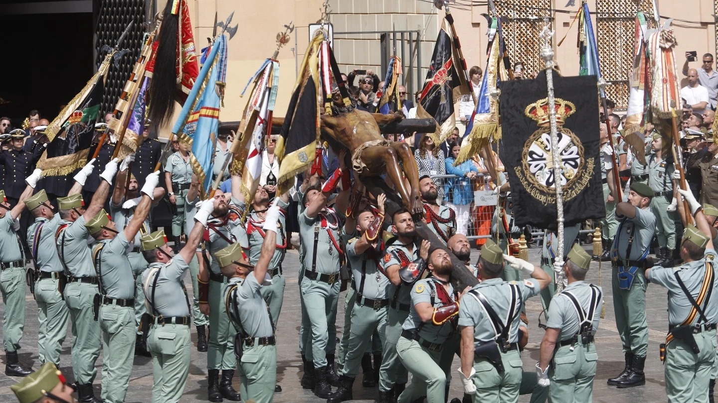 Expectación en el desembarco de la Legión "a 160 pasos por minuto y un solo corazón" Expectación en el desembarco de la Legión "a 160 pasos por minuto y un solo corazón"
