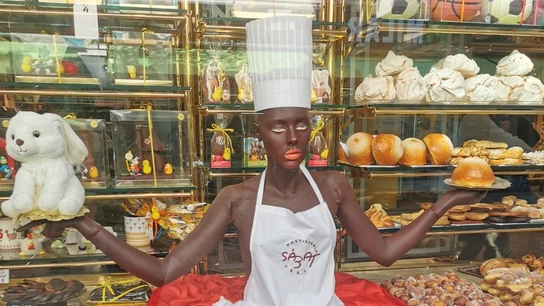 Retiran la mona de Pascua "racista" tras la denuncia del colectivo Hora Bruixa Retiran la mona de Pascua "racista" tras la denuncia del colectivo Hora Bruixa