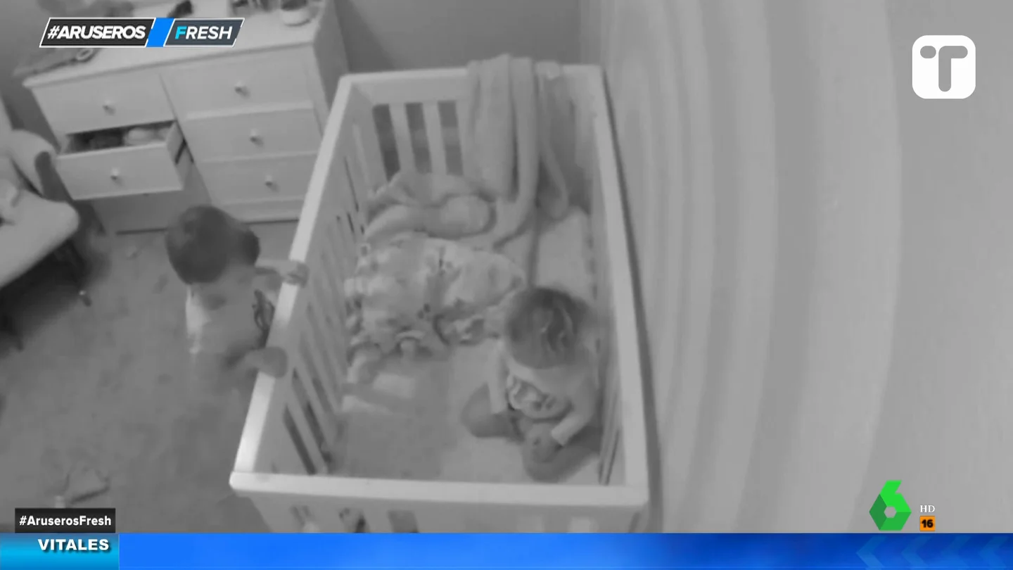 El entrañable momento en el que el hermano mayor de esta bebé acude en plena noche para consolarla El entrañable momento en el que el hermano mayor de esta bebé acude en plena noche para consolarla